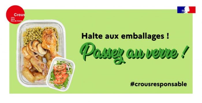 Photo montrant deux contenants réutilisables en verre de taille différente, l'un contenant un plat avec du poulet des petits pois et des pomme de terre, l'autre avec une salade de tomate